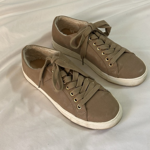 LOFT Tan fur lined Sneakers Minimalist Low-Top Design Size 6 - Picture 1 of 7